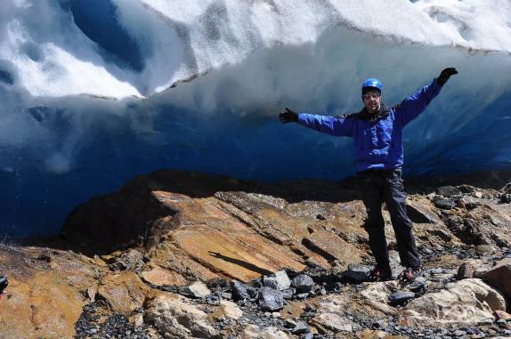 Feliz por subir a última parede de gelo do curso de escalada no glaciar Viedma, no Parque Nacional Los Glaciares, região de El Chaltén, no sul da Argentina